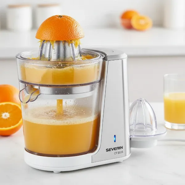 Severin CP 3535 juicer in action, extracting juice from an orange with different sized pressing cones.